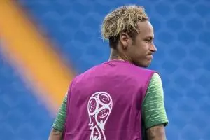 Dicerca seperti bakmi, Neymar langsung ganti model rambut
