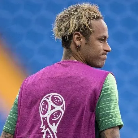 Dicerca seperti bakmi, Neymar langsung ganti model rambut