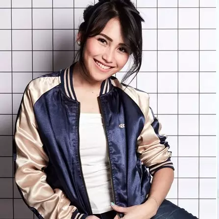 Pakai busana Lebaran kain etnik, Ayu Ting Ting plagiat Nagita Slavina?