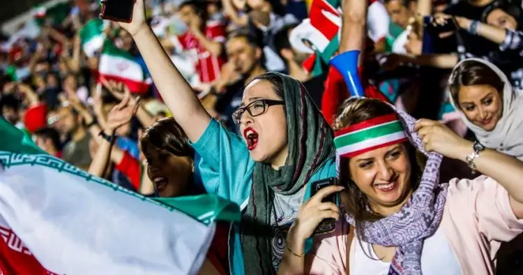 5 Potret bahagia fans wanita Iran, bisa nonton sepakbola usai 38 tahun