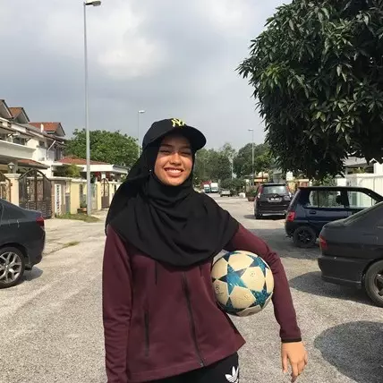 8 Aksi Nisa Syasya, cewek hijaber yang jago juggling bola