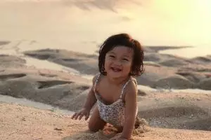 Bikin gemas, ini 10 gaya Salma anak Rio Dewanto liburan di pantai