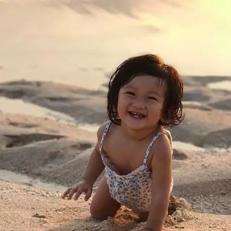 Bikin gemas, ini 10 gaya Salma anak Rio Dewanto liburan di pantai