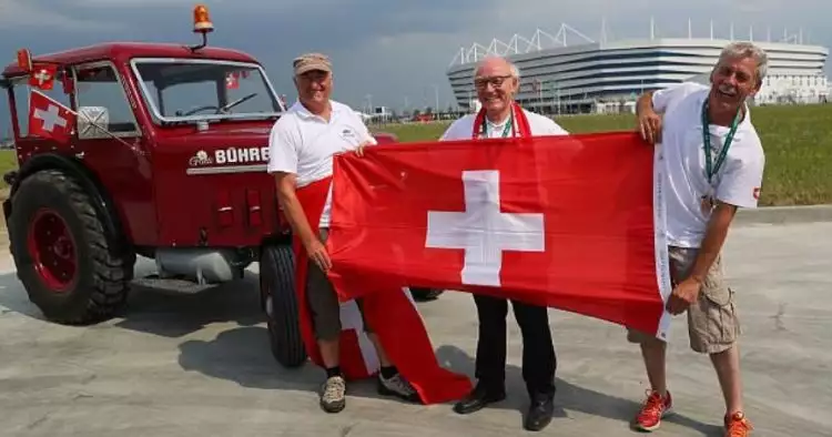 Demi nonton Piala Dunia, 3 fans Swiss naik traktor sejauh 2.000 km