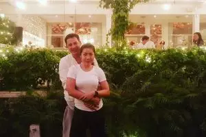 10 Potret kemesraan Ari Wibowo dan istri ini bak pengantin baru