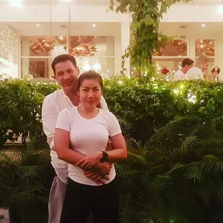 10 Potret kemesraan Ari Wibowo dan istri ini bak pengantin baru