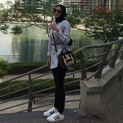 Biasa tampil seksi, ini 8 gaya Aura Kasih saat kenakan hijab