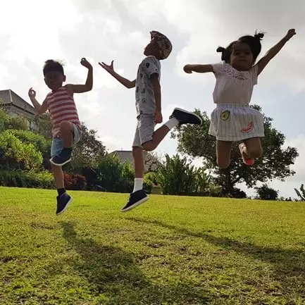 7 Momen ceria tiga anak Imam Darto saat liburan, kocaknya turunan