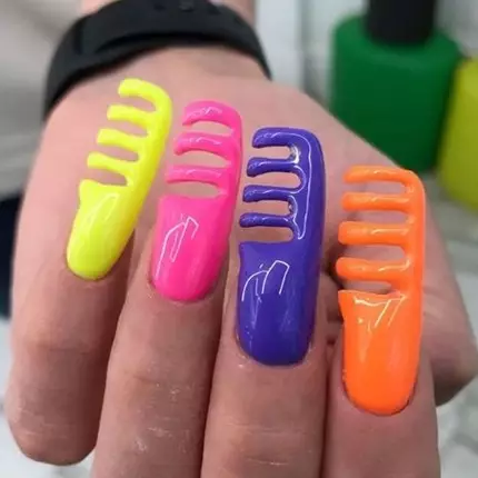 Kreasi nail art ini nyeleneh banget, bentuknya mirip sisir 