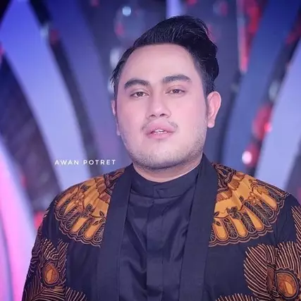 Foto bareng di pesawat usai 'ngamen', tampilan Nassar bikin kaget