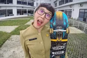 10 Pesona Phopira, PNS nyentrik yang hobi bermain skateboard