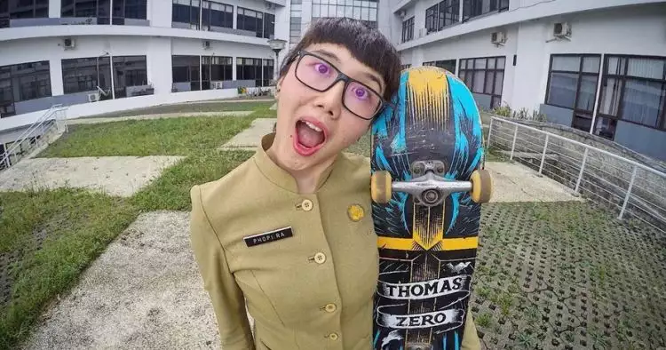 10 Pesona Phopira, PNS nyentrik yang hobi bermain skateboard