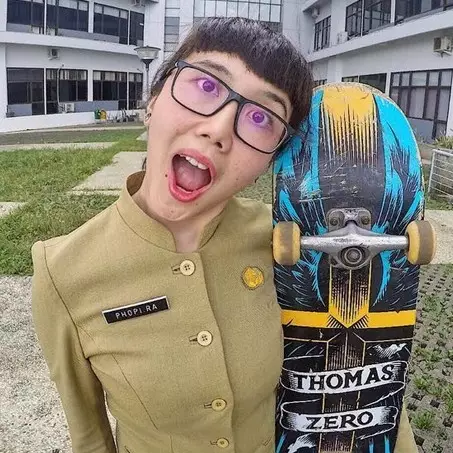 10 Pesona Phopira, PNS nyentrik yang hobi bermain skateboard