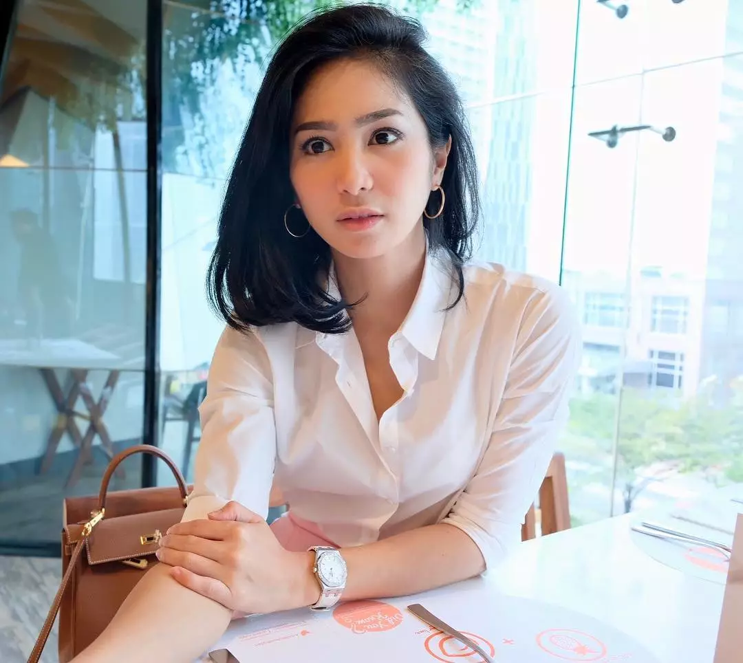 Beda dari biasanya, begini 7 gaya Bunga Zainal dengan rambut pendek