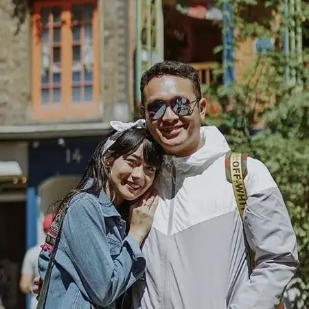 Pamer foto 'fathernity shoot', unggahan Gilang Dirga ini bikin ngakak