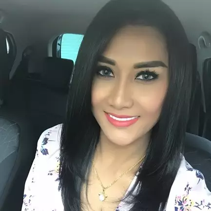 Posting foto tanpa busana, pose Melly Bradley ini tuai hujatan 