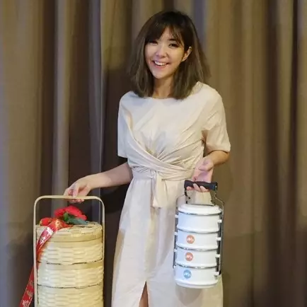 Disebut mirip ember, tas milik Gisella ini ternyata harganya fantastis