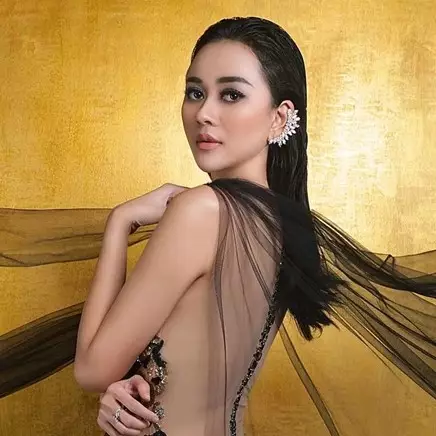 Makin seksi dan memesona, ini gaya Aura Kasih kenakan gaun ketat