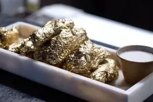 Restoran ini sajikan menu sayap ayam goreng bertabur emas, wow!