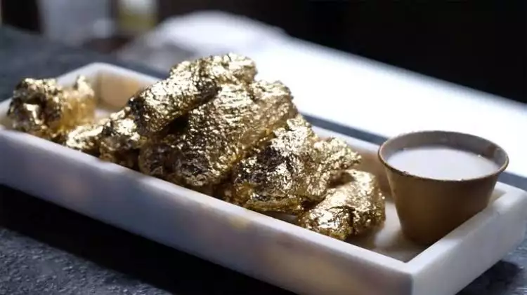 Restoran ini sajikan menu sayap ayam goreng bertabur emas, wow!