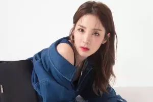 Hadir di Paris Fashion Week, penampilan Sandara Park curi perhatian