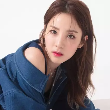 Hadir di Paris Fashion Week, penampilan Sandara Park curi perhatian
