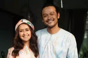 Tidur di pesawat, penutup mata yang dipakai Dwi Sasono ini bikin geli