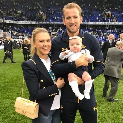 6 Potret tunangan Harry Kane saat dukung Inggris, sampai bangun tenda