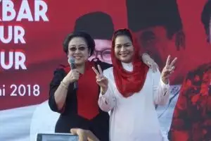 Temani Risma nyoblos, begini gaya Puti Soekarno saat ke TPS