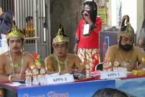 Begini penampilan nyentrik panitia pemungutan suara di 7 TPS