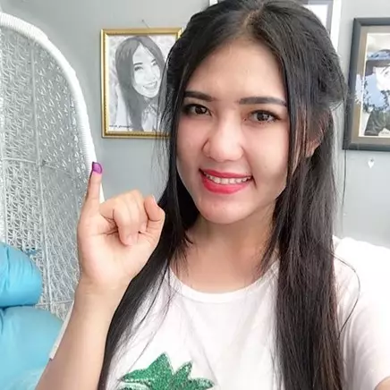 Gaya 5 seleb pamer jari bertinta usai nyoblos di Pilkada Jatim