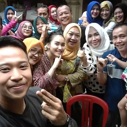 8 Seleb asal Jabar unggah momen seru pasca nyoblos di TPS