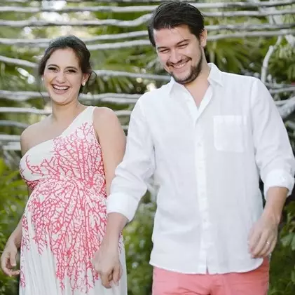 Punya pasangan WNA, 8 seleb ini sering bolak-balik ke negara tetangga