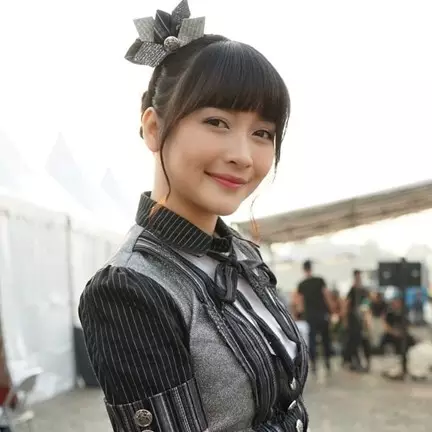 10 Potret kelulusan Kinal dari girlband JKT48, tangis haru pecah