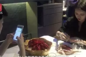 Resto ini punya petugas khusus bantu pelanggan kupas cangkang seafood