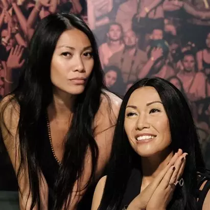 10 Potret Anggun C Sasmi pose bareng patung lilinnya, susah dibedain