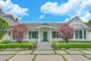 8 Potret rumah mewah Selena Gomez yang dijual seharga Rp 39 miliar