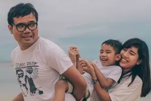 10 Pesona Tetta Riyani, istri Soleh Solihun yang mirip Dian Sastro