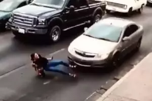 Terpeleset menyeberang jalan pakai heels, cewek ini bernasib tragis