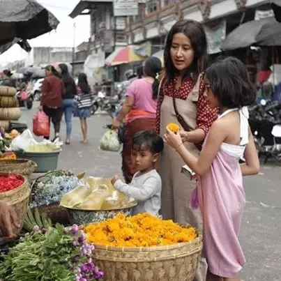 7 Momen manis keluarga Dwi Sasono hangout ke pasar tradisional