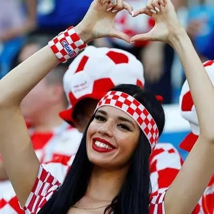 10 Gaya Ivana Knoll, pole dancer seksi suporter Kroasia