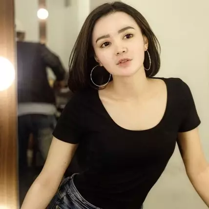 12 Bukti Wika Salim hobi berkaus hitam ketat, seksinya nggak nguatin