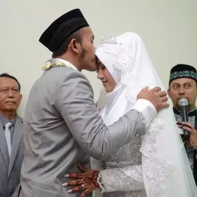 Gelar pernikahan sederhana, ini 10 momen ijab kabul Caisar &amp; Almaratu