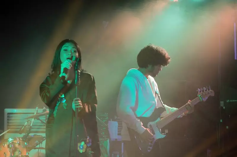 Penyanyi cantik Rahmania Astrini sukses membuat penonton nyanyi bareng