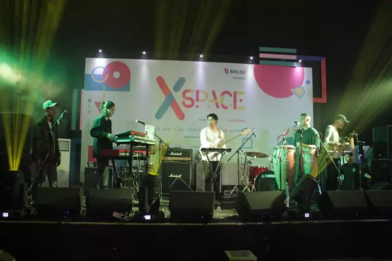 Mantra Vutura membius penonton dengan musik dance elektroniknya!