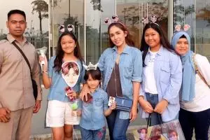 6 Potret Ussy Sulistiawaty & anak nonton boyband Korea, kompak banget