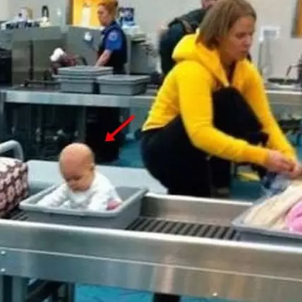 10 Kelakuan absurd penumpang saat di bandara, bikin geleng kepala