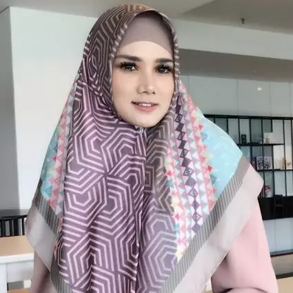 Kenakan gaun kembang, Mulan Jameela dipuji makin cantik bak boneka