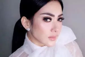 Pakai wig hitam berponi, Syahrini disebut mirip artis kocak ini