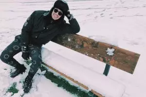 8 Gaya liburan Dimas Beck di berbagai destinasi, ada yang kedinginan